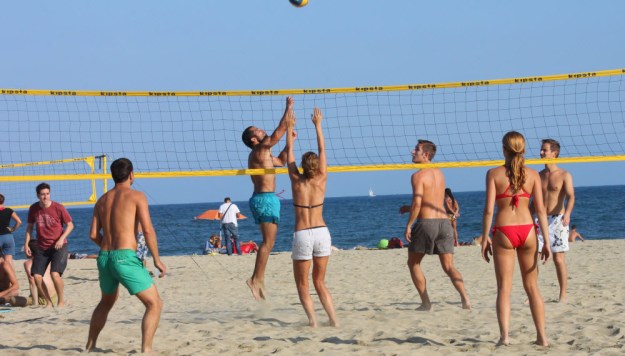 4. top-beach-beaches-barcelona-playa-de-nova-icaria-volley
